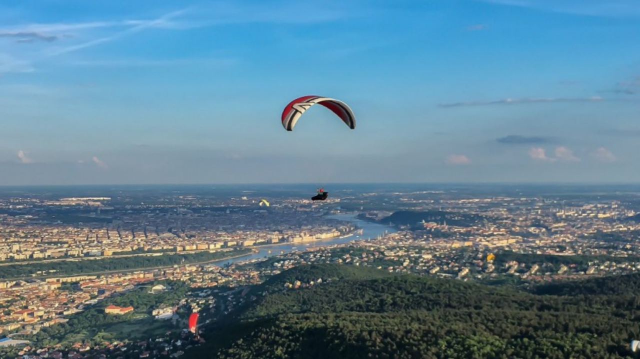 Siklóernyős tandemrepülés a Hármashatár-hegyen Budapesten 1