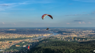 Siklóernyős tandemrepülés a Hármashatár-hegyen Budapesten
