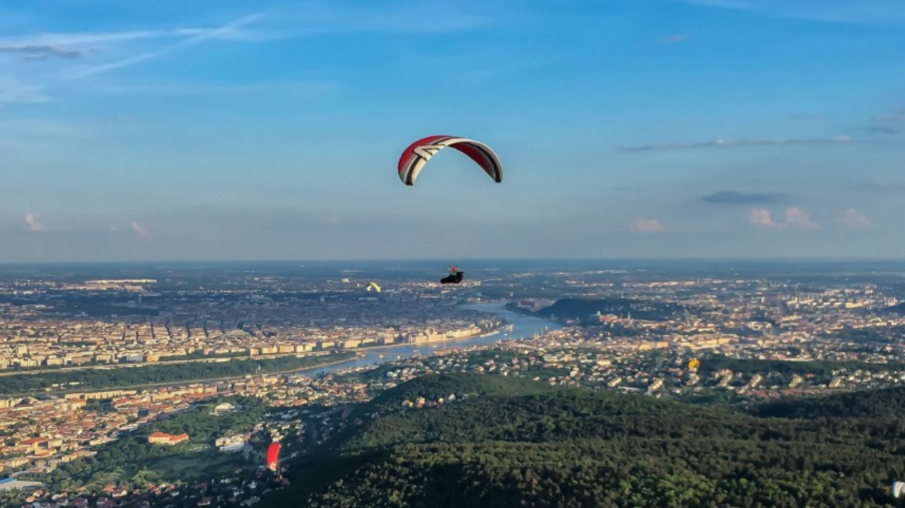 Siklóernyős tandemrepülés a Hármashatár-hegyen Budapesten 2