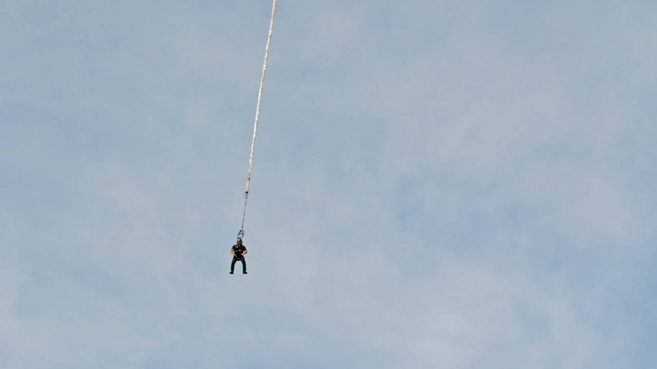 A Világ Legmagasabb Bungee Jumping-ja - 600 Méterről Helikopterből 6